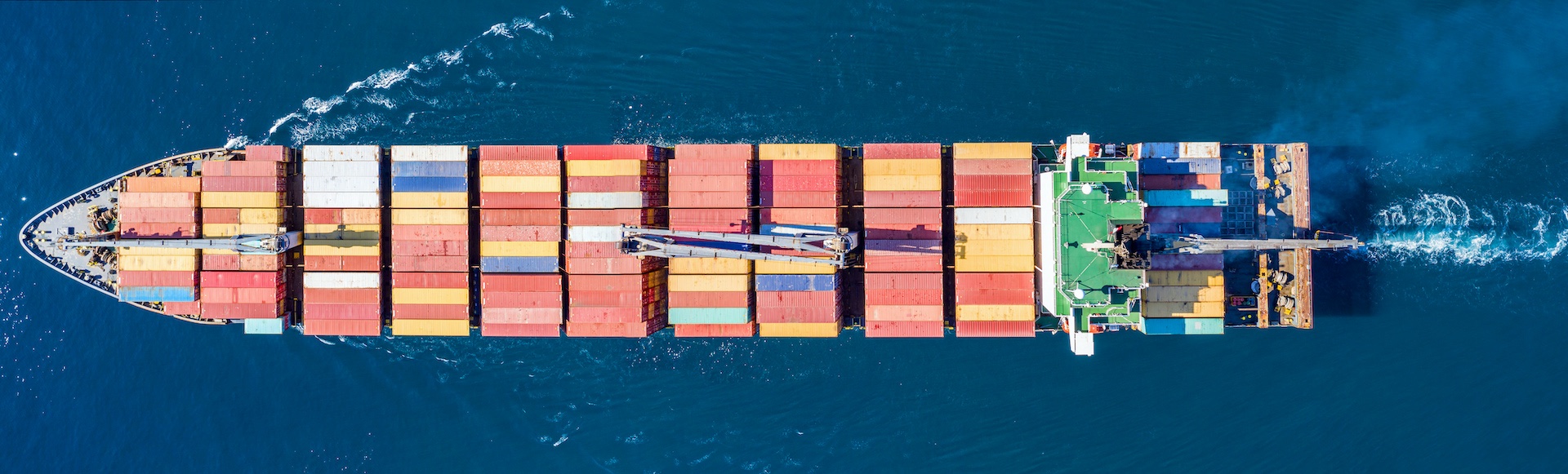 Container Schiff auf einem Meer, vollgeladen mit vielen Containern