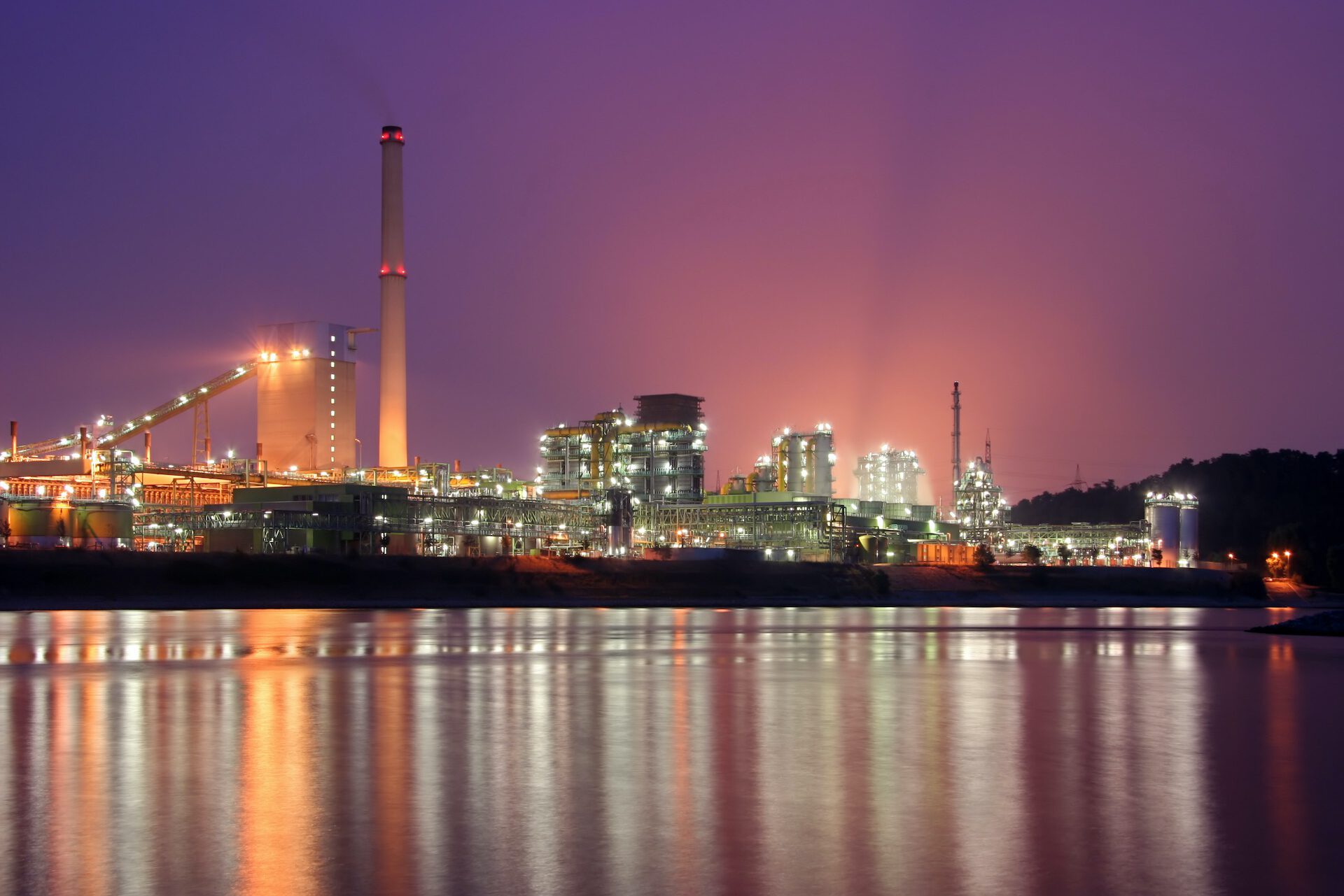 Skyline in Duisburg, Germany in einem Industriegebiet bei Nacht