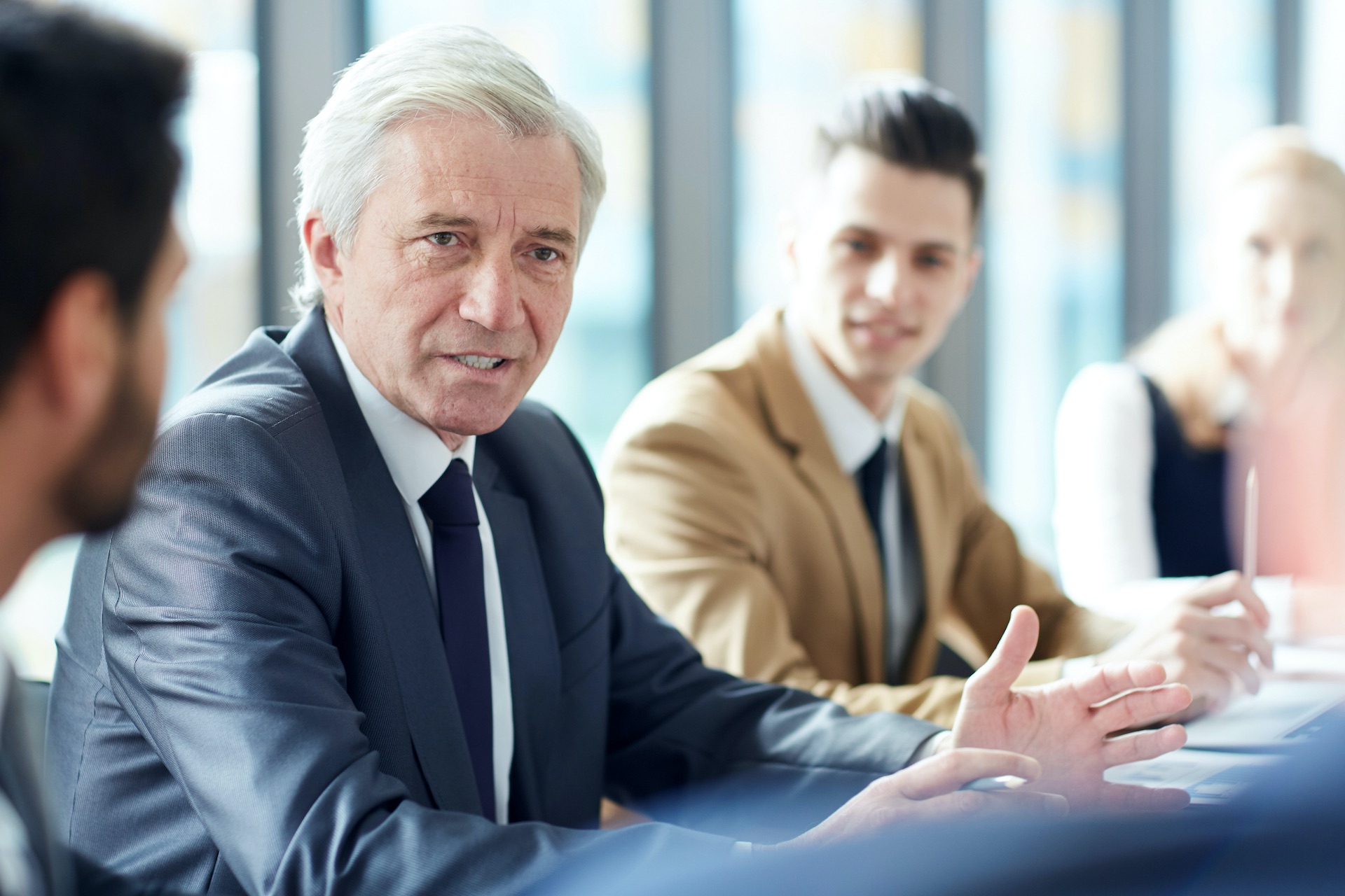 Ein Business Mann spricht bei einem Meeting und erklärt etwas