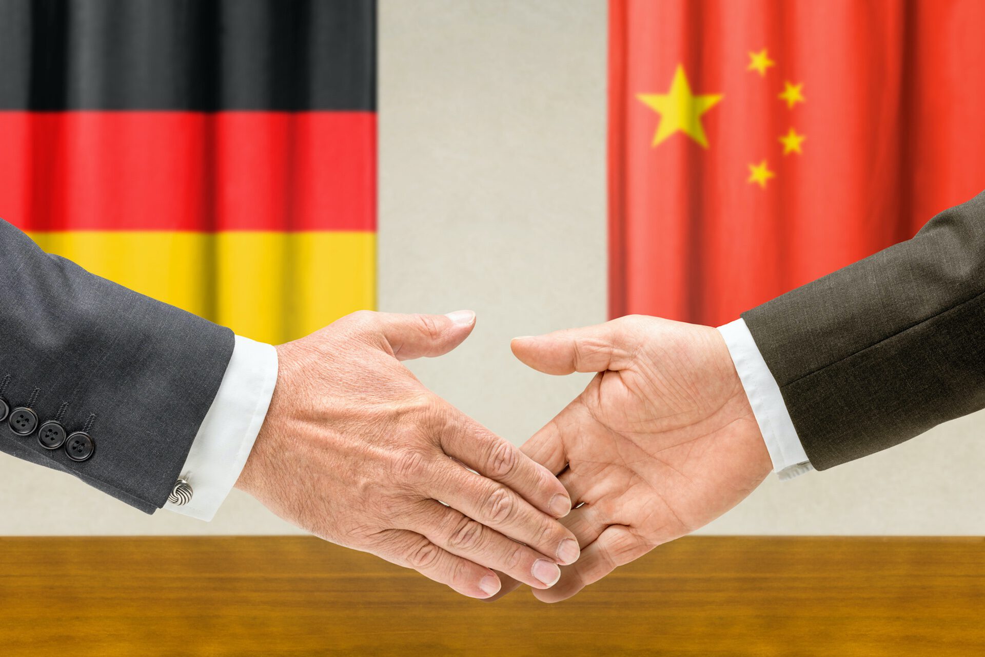 Vertreter Deutschlands und Chinas reichen sich die Hand